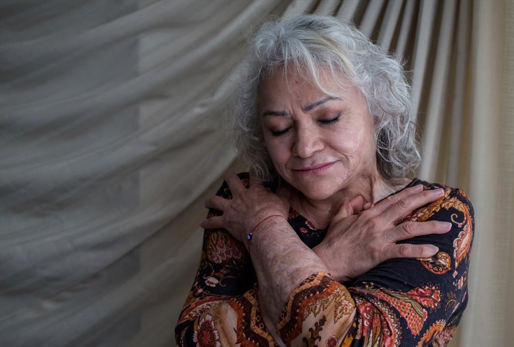 «Μπορούσα να αφήσω τον εαυτό μου να πεθάνει ή να κατανοήσω τη νέα μου πραγματικότητα» - Οι γυναίκες – θύματα επιθέσεων με οξύ συσπειρώνονται και αναζητούν δικαιοσύνη