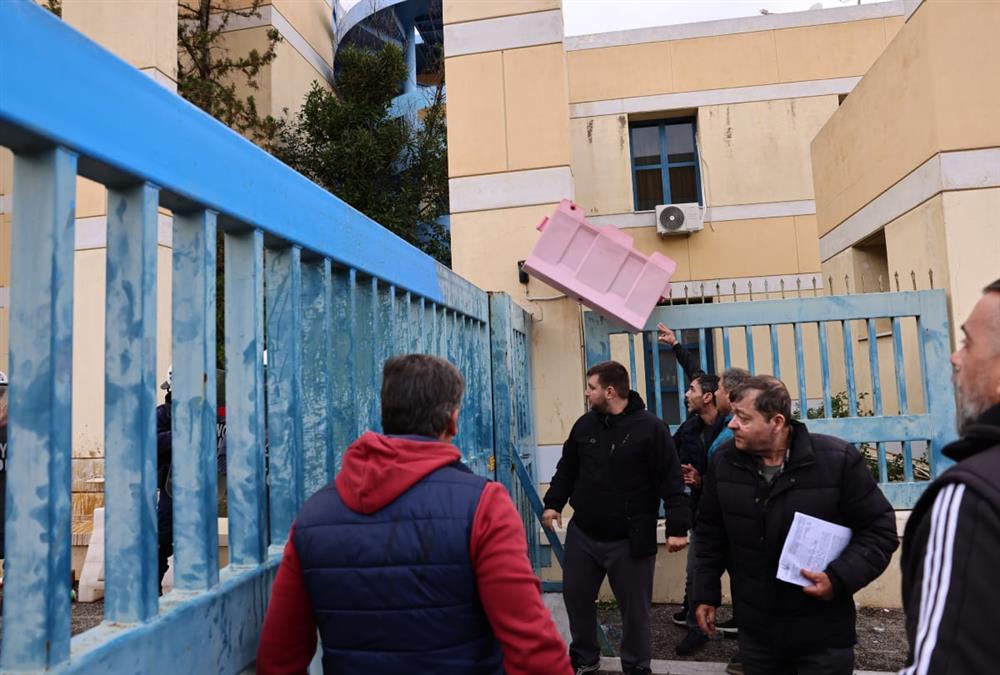 Ένταση στο υπουργείο Μεταφορών: Καρεκλοπόλεμος και χημικά μεταξύ οδηγών ταξί και ΕΛΑΣ