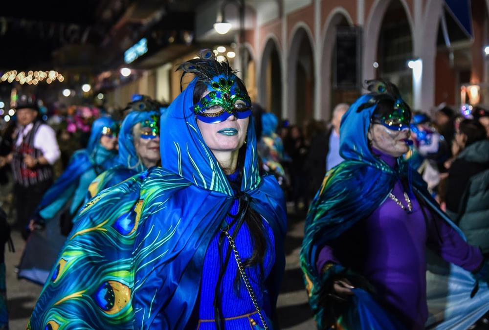 Ξυλοπόδαροι, νεράιδες και... άρωμα Βενετίας: Εντυπωσιακές εικόνες από το Καρναβάλι Γυναικών στην Πρέβεζα