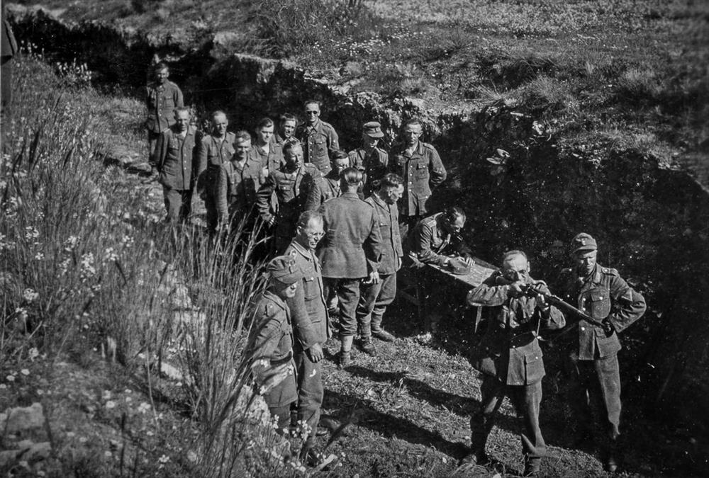 Οι συγκλονιστικές φωτογραφίες - ντοκουμέντα από την εκτέλεση των «200» στην Καισαριανή