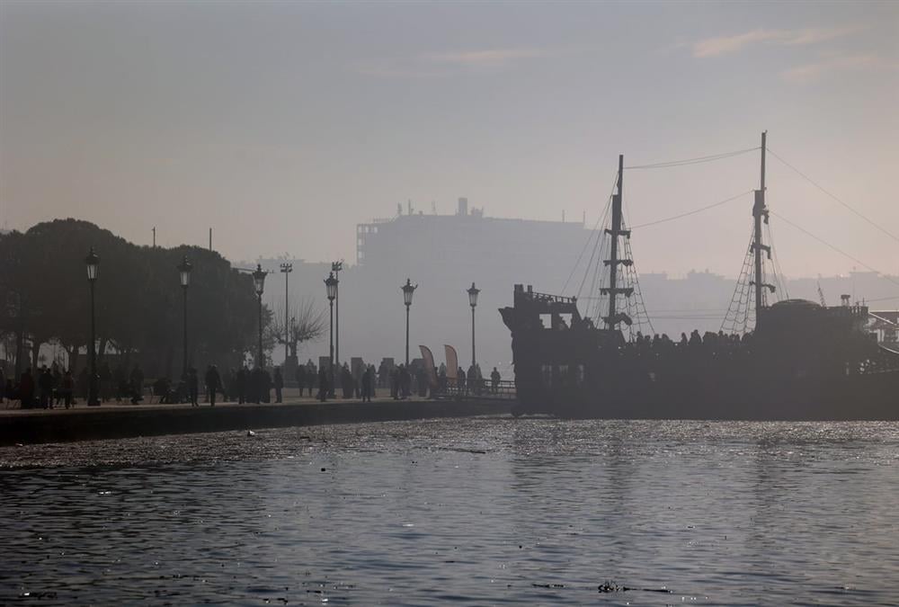 Πέπλο ομίχλης κάλυψε τη Θεσσαλονίκη - Εντυπωσιακές εικόνες