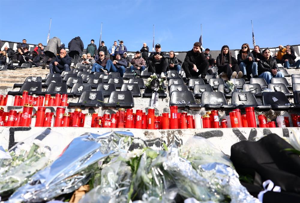 Συγκίνηση στην Τούμπα: Φίλοι του ΠΑΟΚ με λουλούδια, κασκόλ και πανό τιμούν τη μνήμη των «αετόπουλων»