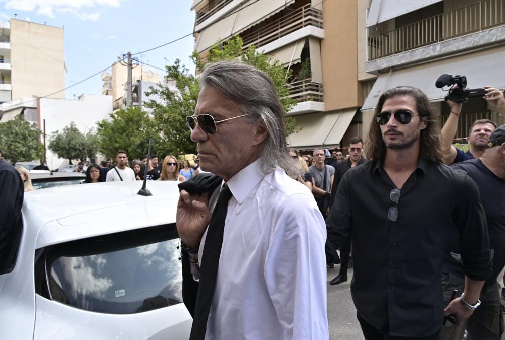 Βαθιά θλίψη στο τελευταίο αντίο στον Γιώργο Μαζωνάκη