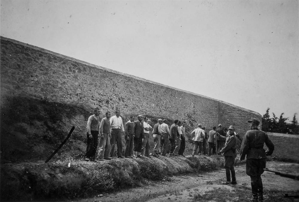 Οι συγκλονιστικές φωτογραφίες - ντοκουμέντα από την εκτέλεση των «200» στην Καισαριανή