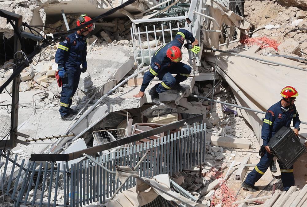Κατάρρευση πολυκατοικίας στα Πετράλωνα: Εικόνες απόλυτης καταστροφής - Άμορφη μάζα το 4ώροφο κτίριο