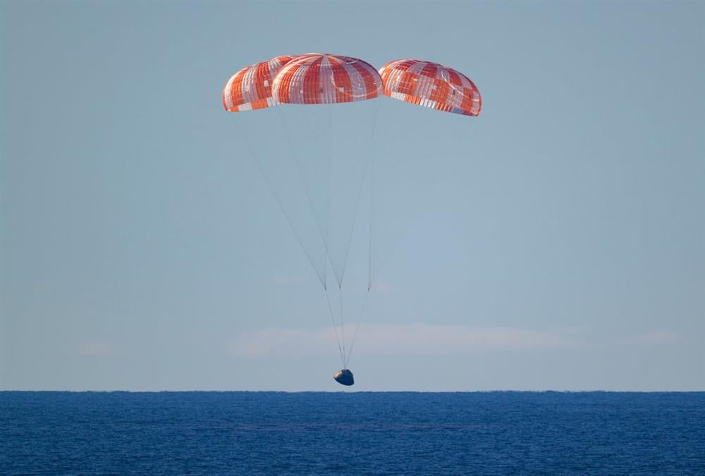 Artemis ΙΙ: Οι αστροναύτες επέστρεψαν στη Γη μετά το ιστορικό ταξίδι στη Σελήνη (gallery)