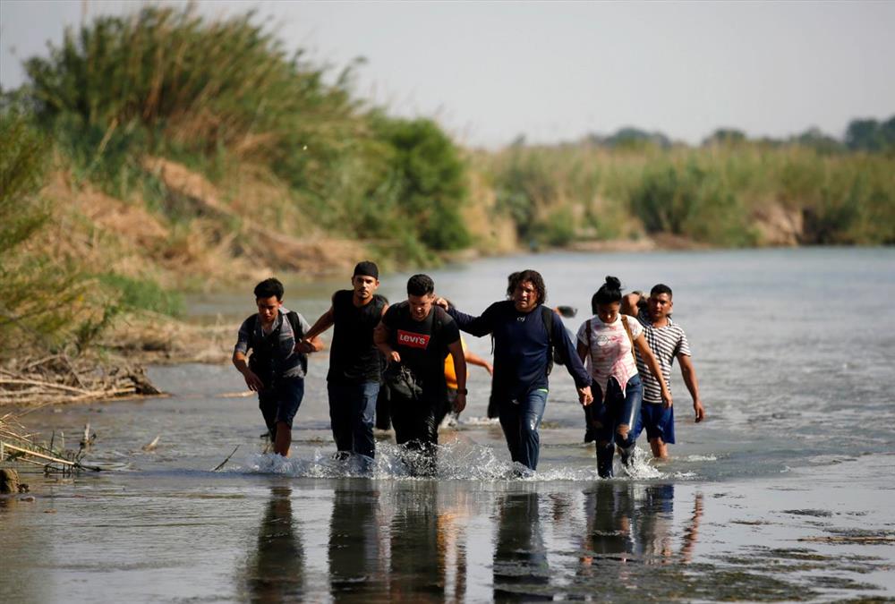 Μετανάστες διασχίζουν τον ποταμό Ρίο Γκράντε προς τις ΗΠΑ