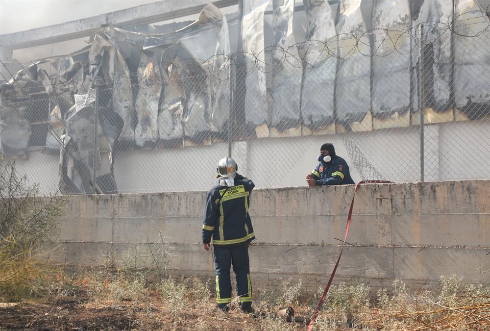 Φωτιά σε επιχείρηση στον Ασπρόπυργο: Εικόνες καταστροφής