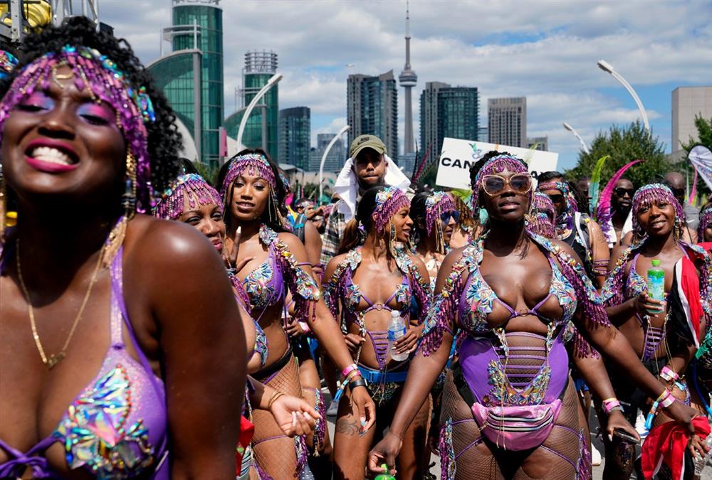 Η παρέλαση του καρναβαλιού της Καραϊβικής ξαναζωντανεύει μετά από δύο χρόνια πανδημίας – Εντυπωσιακές εικόνες