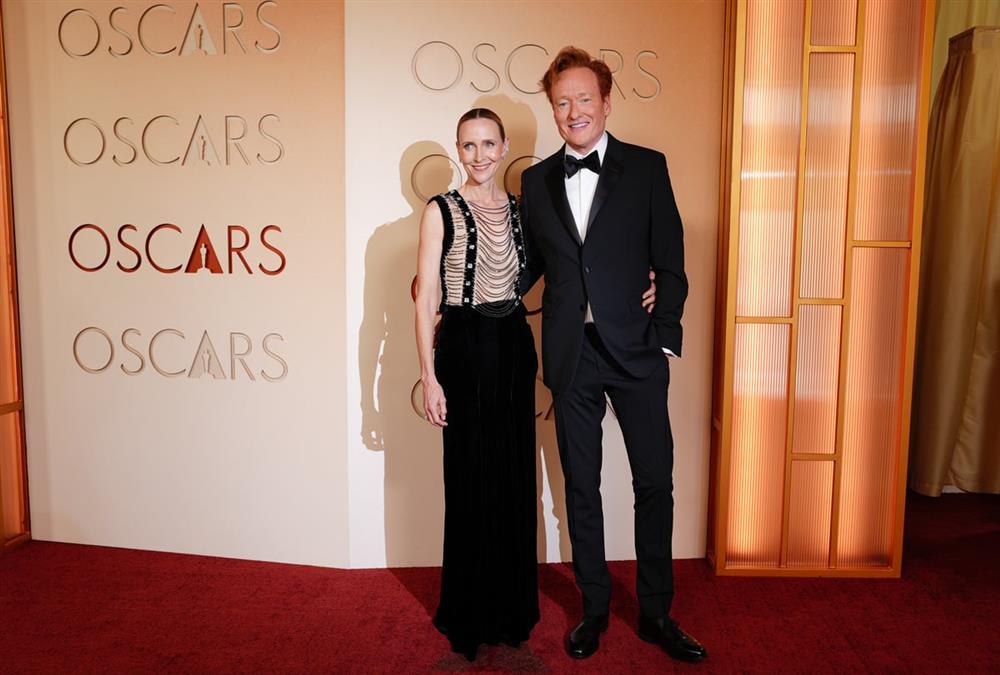 Όσκαρ 2026: Λάμψη, φτερά και couture δημιουργίες στο εντυπωσιακό κόκκινο χαλί