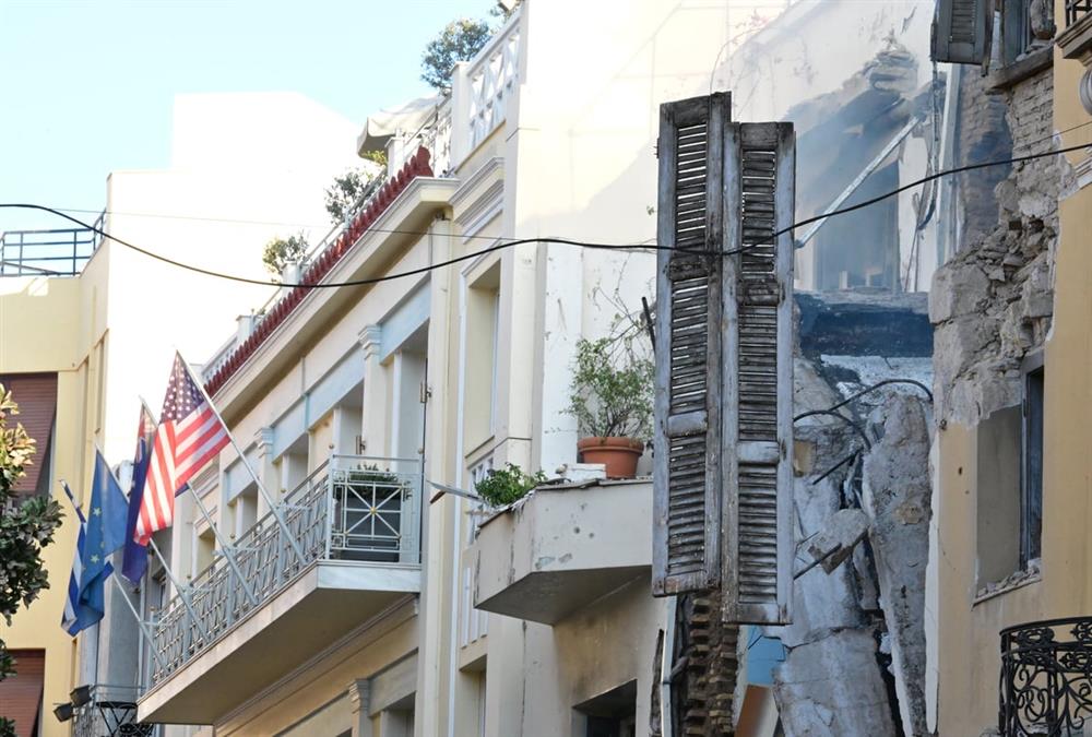 Ισχυρή έκρηξη στην Πλάκα: Κατέρρευσε και τυλίχτηκε στις φλόγες κτίριο στη Λυσικράτους