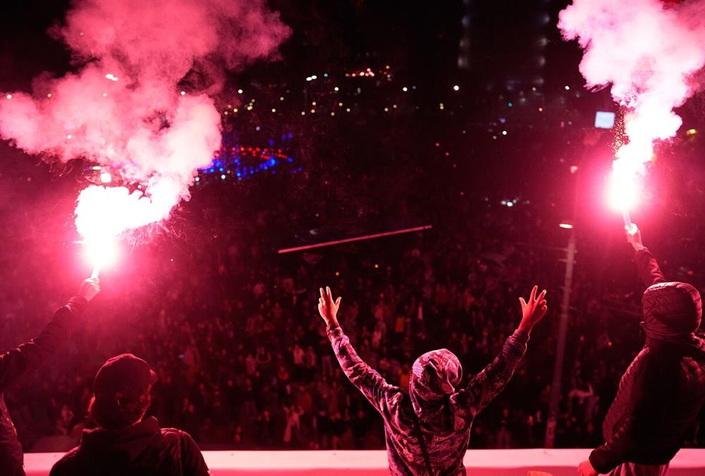 Πάρτι μέχρι το πρωί στη Σερβία για το «τέλος» του Βούτσιτς