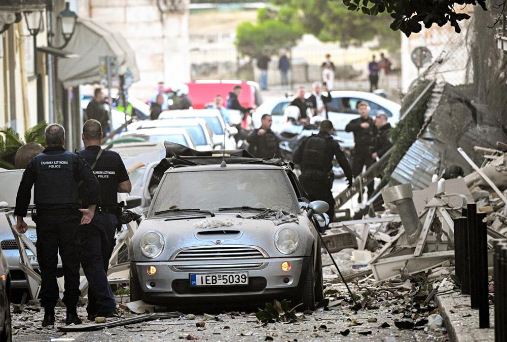 Ισχυρή έκρηξη στην Πλάκα: Κατέρρευσε και τυλίχτηκε στις φλόγες κτίριο στη Λυσικράτους