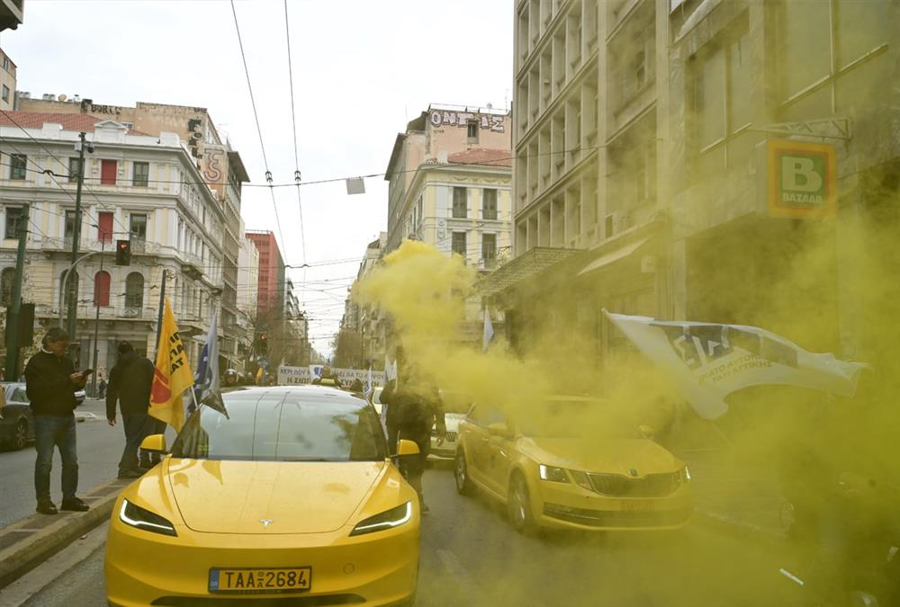 Στους δρόμους της Αθήνας οι οδηγοί ταξί - Καπνογόνα και συνθήματα έξω από τη Βουλή
