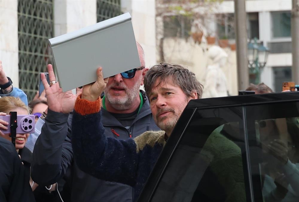 Η αποθέωση για τον Μπραντ Πιτ στην πλατεία Κοτζιά και το «hello guys» του διάσημου ηθοποιού