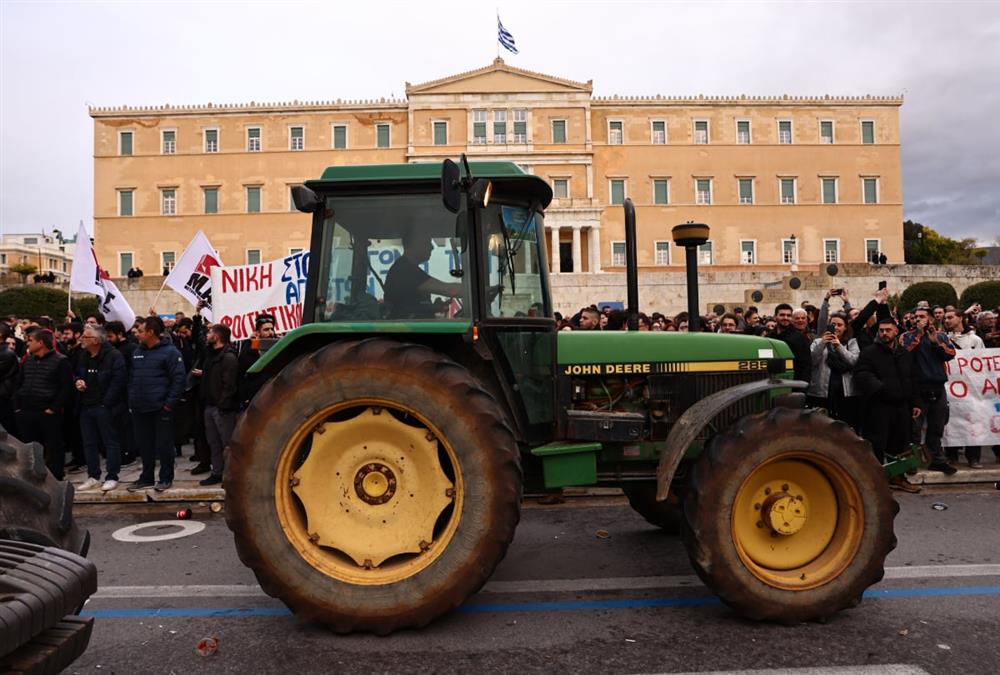 Απόβαση των αγροτών με τρακτέρ στο Σύνταγμα - «No farmers, no life»