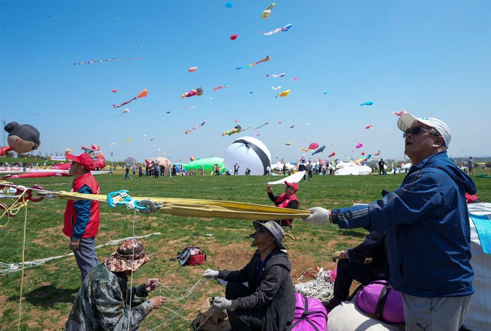 Γιορτή το Φεστιβάλ χαρταετού στην Κίνα: Ο ουρανός «πλημμύρισε» με χρώμα