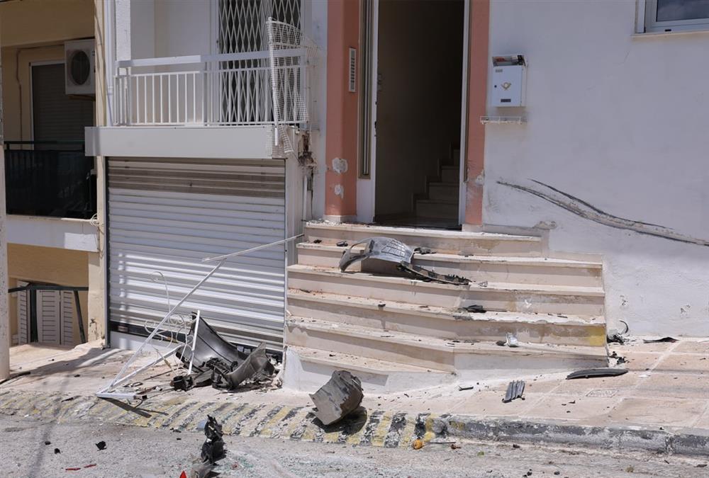 Απίστευτες εικόνες στην Ηλιούπολη - Φορτηγό έπεσε σε κολώνα, καταπλάκωσε τέσσερα ΙΧ, έσπασε εισόδους