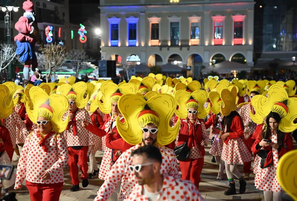 ΟΠΕΚΕΜΠΕΕ, λειψυδρία και ο «τζάμπας που πέθανε»: Εικόνες από φετινό Πατρινό Καρναβάλι
