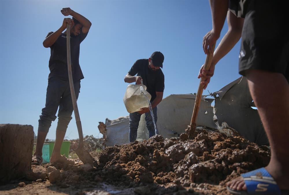 Φωτογραφίες από την «πόλη των συντριμμιών»: Οι Παλαιστίνιοι ξαναχτίζουν τη Γάζα με λάσπη, ξύλα και πλαστικά