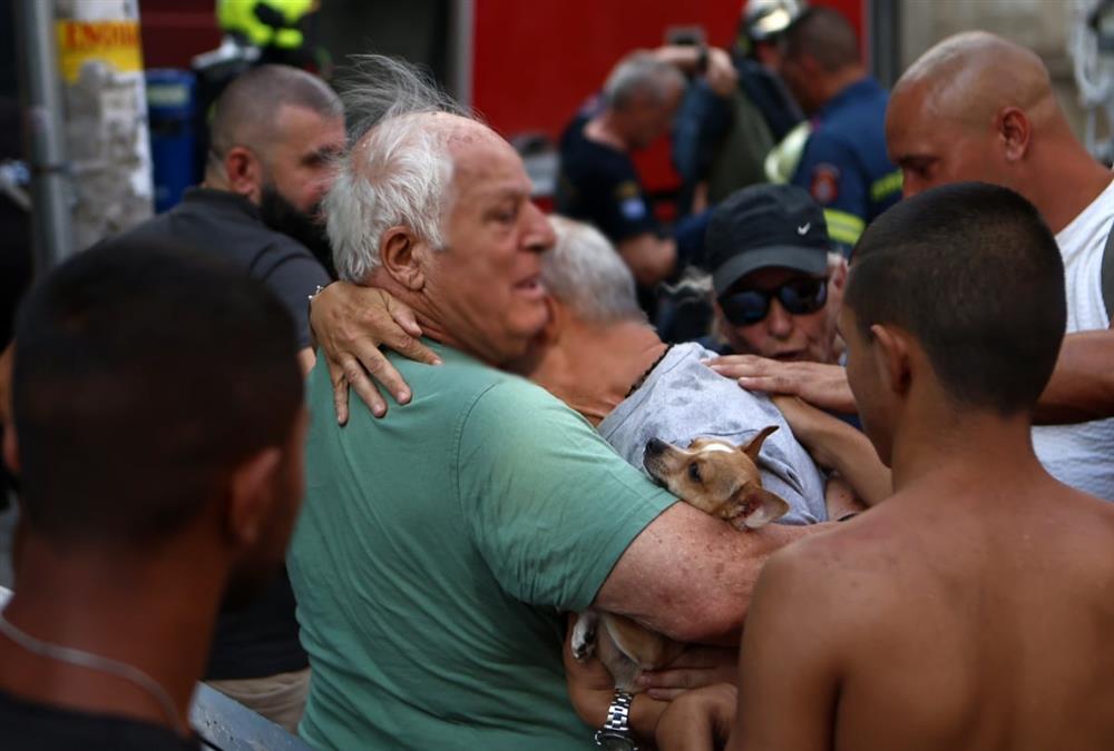 Συγκλονιστικές εικόνες από τη μεγάλη φωτιά σε διώροφο κτίριο στην Καλλιθέα