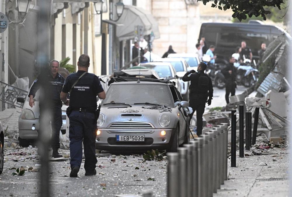 Ισχυρή έκρηξη στην Πλάκα: Κατέρρευσε και τυλίχτηκε στις φλόγες κτίριο στη Λυσικράτους