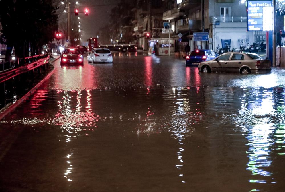 Εικόνες αποκάλυψης μετά το πέρασμα της κακοκαιρίας στην Αττική