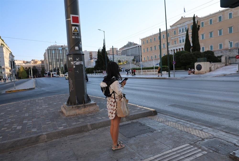Έρημη πόλη η Αθήνα: Ασυνήθιστες εικόνες από το κέντρο που θυμίζουν... όαση