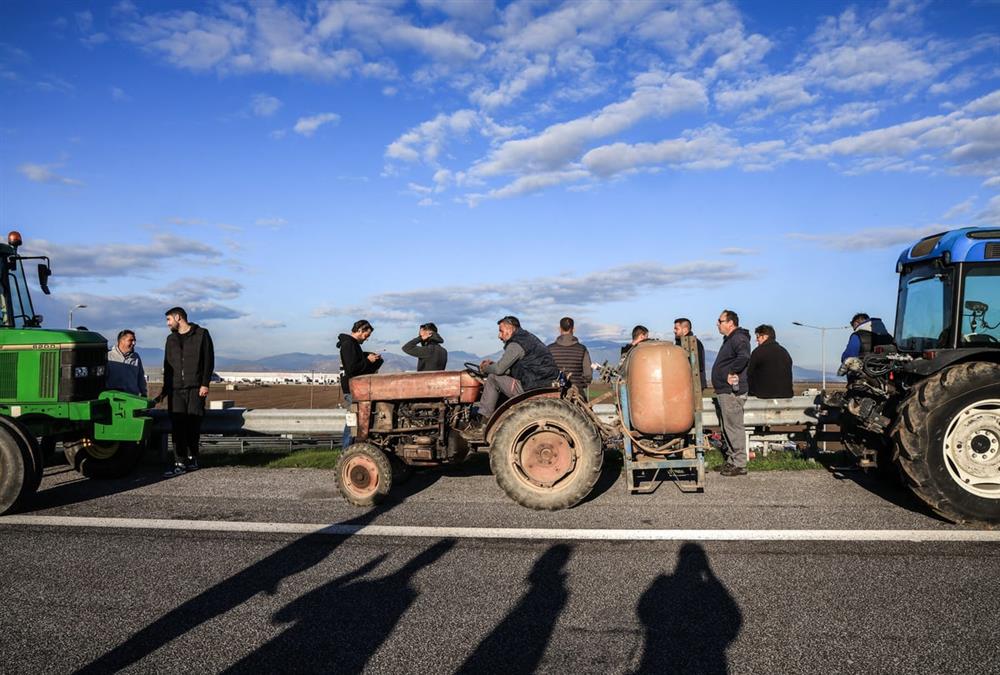 Ενισχυμένα και δυναμικά τα αγροτικά μπλόκα: Αποφασισμένοι οι αγρότες σε όλη τη χώρα
