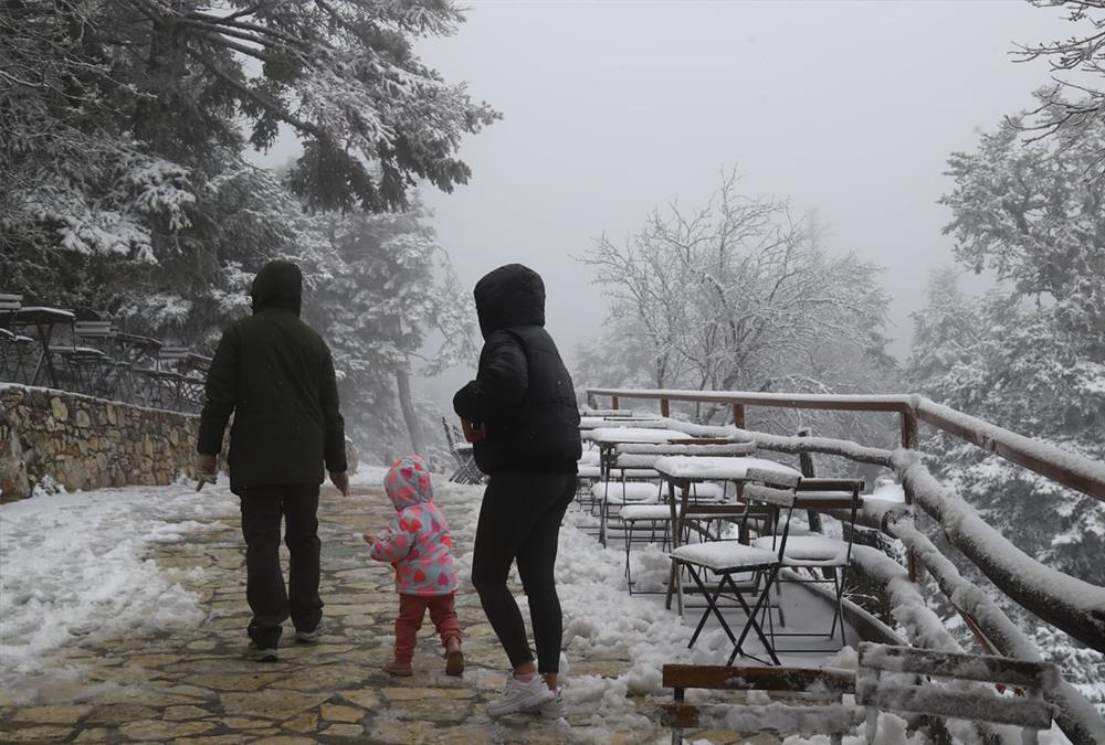 Λευκή η πρώτη μέρα της άνοιξης στην Πάρνηθα