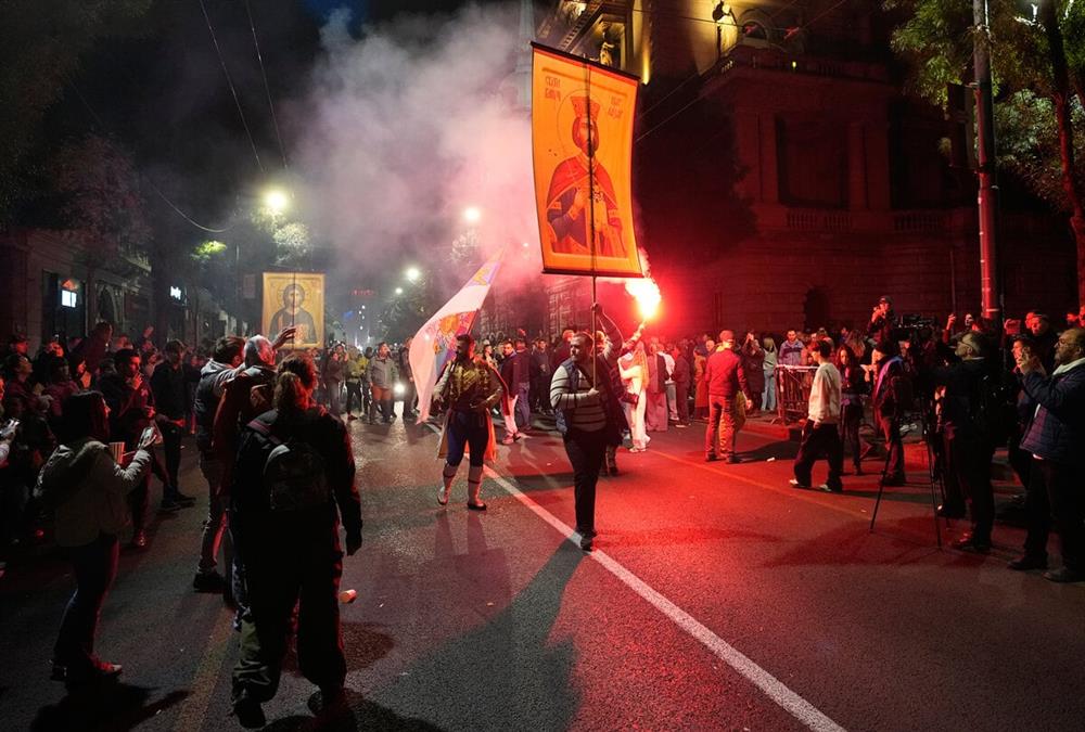 Πάρτι μέχρι το πρωί στη Σερβία για το «τέλος» του Βούτσιτς