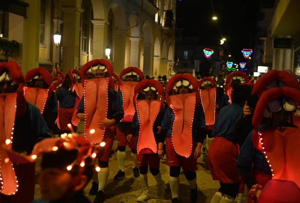 ΟΠΕΚΕΜΠΕΕ, λειψυδρία και ο «τζάμπας που πέθανε»: Εικόνες από φετινό Πατρινό Καρναβάλι