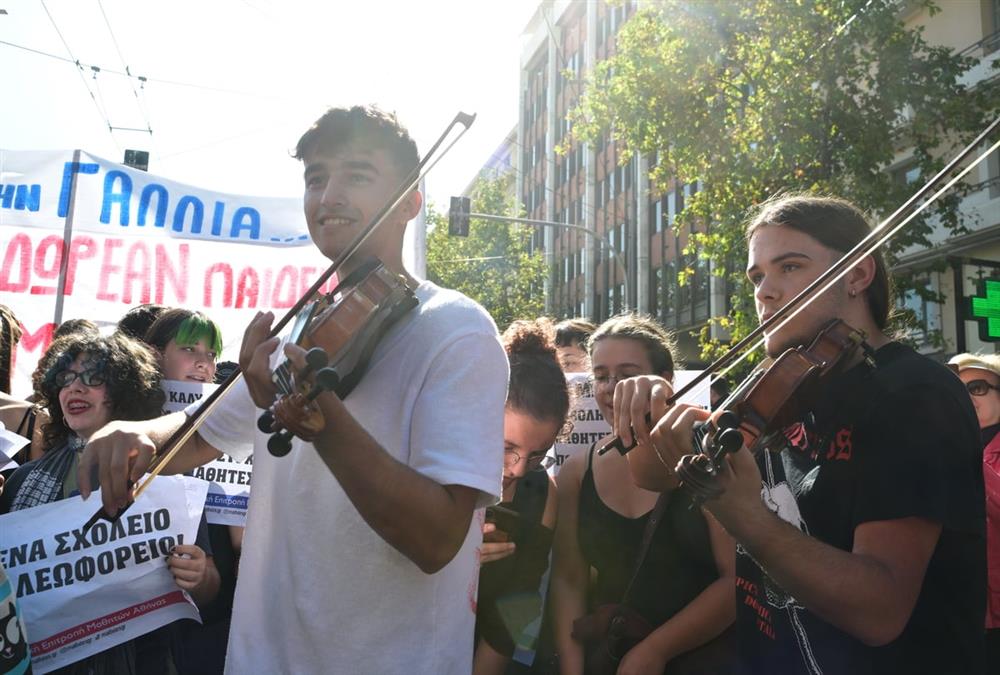 «Από την Ελλάδα μέχρι τη Γαλλία, παλεύουμε»: Στους δρόμους μαθητές, φοιτητές και εκπαιδευτικοί - Το μεγάλο συλλαλητήριο της Αθήνας
