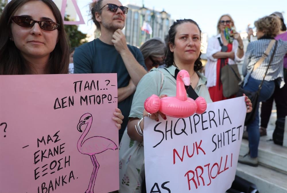 «Ξεπουλάνε τη γη μας στους ολιγάρχες»: Δυναμική διαμαρτυρία στο Σύνταγμα για το mega resort του Κούσνερ