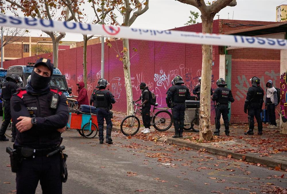 Ισπανία: Εκατοντάδες μετανάστες εκδιώχθηκαν από πρώην λύκειο όπου είχαν βρει καταφύγιο - «Δεν ξέρουμε πού να πάμε» (AP)