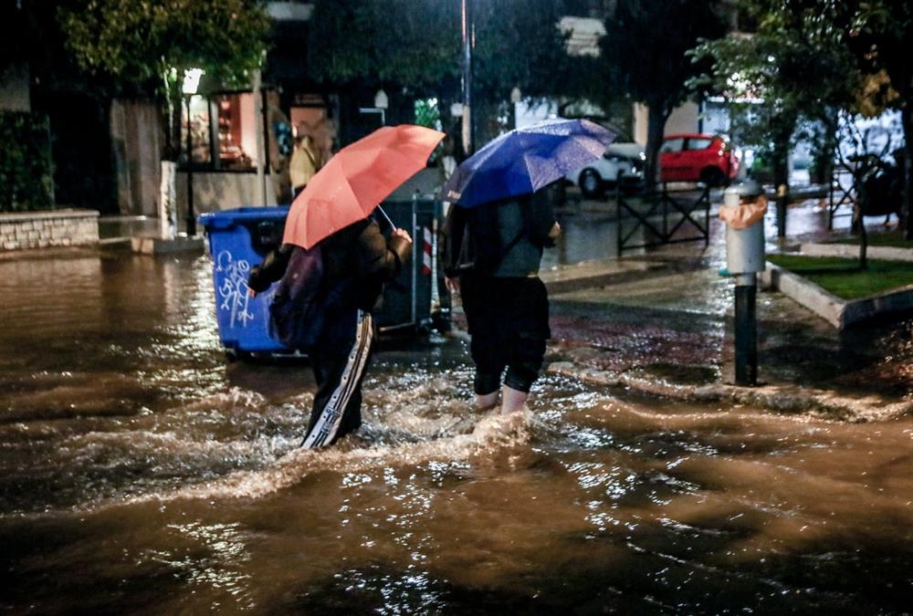 Εικόνες αποκάλυψης μετά το πέρασμα της κακοκαιρίας στην Αττική
