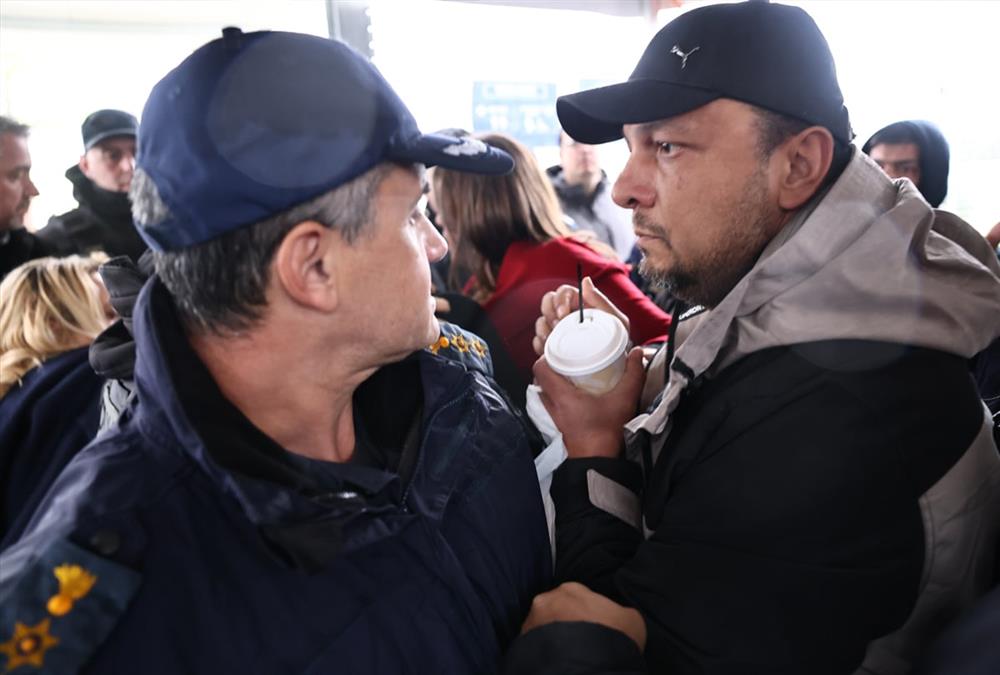 Οργή, ένταση και βαριές καταγγελίες συγγενών στη δεύτερη συνεδρίαση της δίκης των Τεμπών