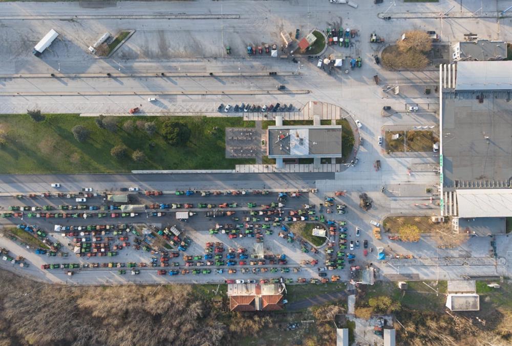 Πολύωροι αποκλεισμοί των αγροτών σε τελωνεία και δρόμους - Γέμισε εκατοντάδες τρακτέρ ο Προμαχώνας