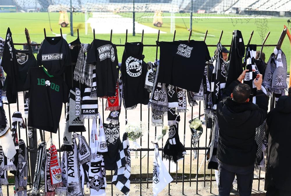 Συγκίνηση στην Τούμπα: Φίλοι του ΠΑΟΚ με λουλούδια, κασκόλ και πανό τιμούν τη μνήμη των «αετόπουλων»