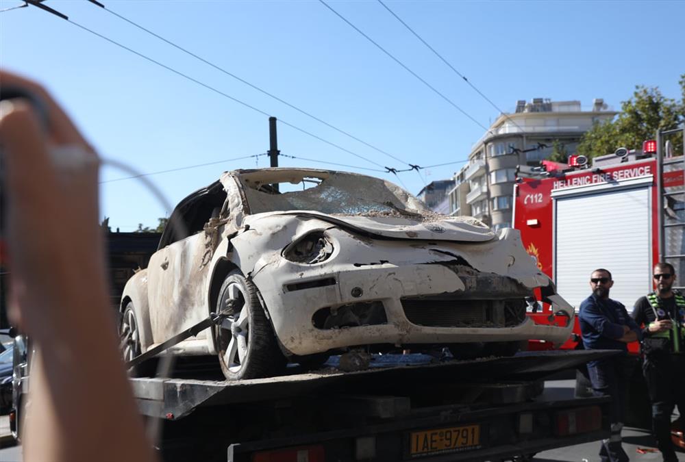 Ισχυρή έκρηξη στην Πλάκα: Κατέρρευσε και τυλίχτηκε στις φλόγες κτίριο στη Λυσικράτους