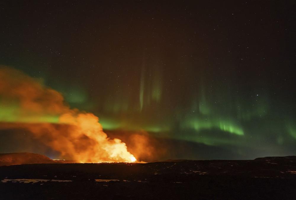 Όταν το βόρειο σέλλας συναντά... το ηφαιστείο: Μαγικές εικόνες από Ισλανδία