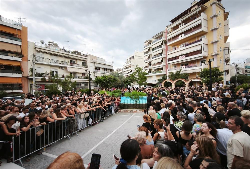 Λαοθάλασσα, τραγούδια, κλάματα και λουλούδια στη λαϊκή αγρυπνία για τον Γιώργο Μαζωνάκη στη Νίκαια