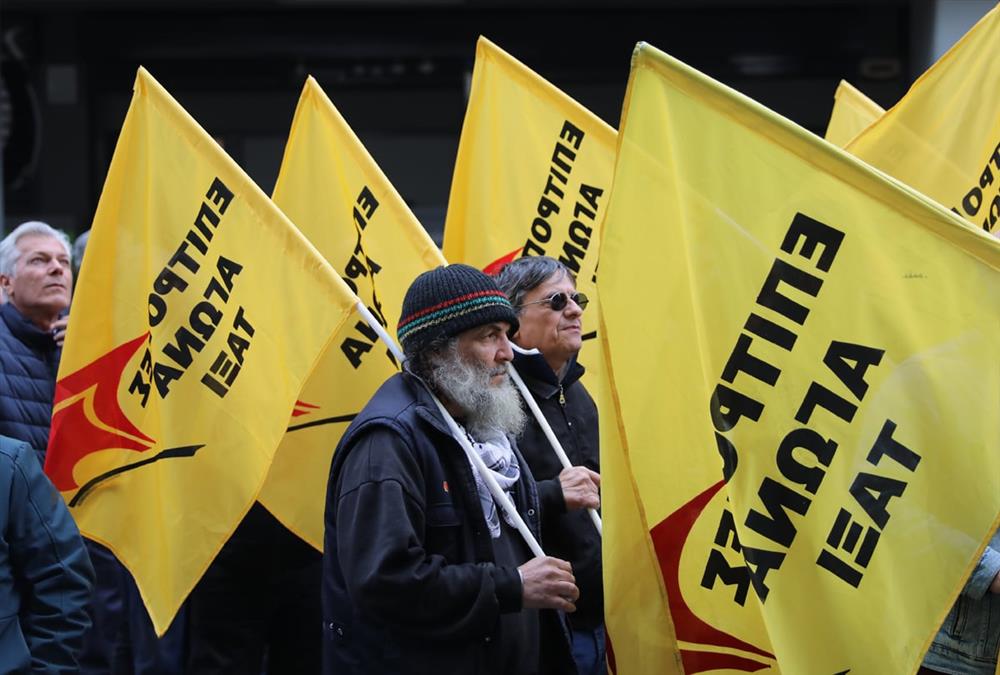 Στους δρόμους της Αθήνας οι οδηγοί ταξί - Καπνογόνα και συνθήματα έξω από τη Βουλή