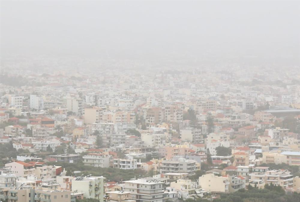 «Θόλωσε» τη χώρα η αφρικανική σκόνη: Πότε «καθαρίζει» η ατμόσφαιρα - Έρχεται νέο κύμα από τη Σαχάρα