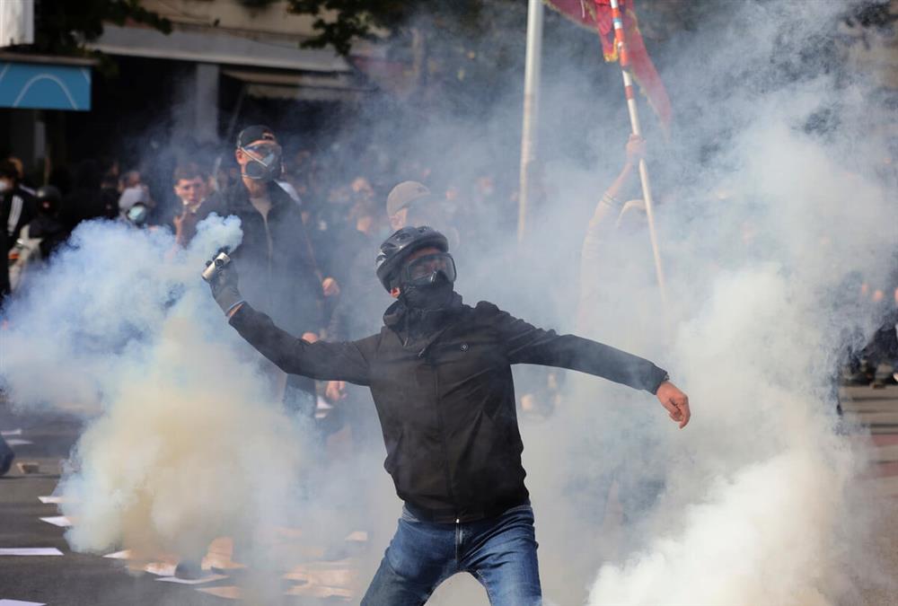 Γιατί «φλέγονται» ξανά τα Τίρανα: Οι ογκώδεις διαδηλώσεις, τα επεισόδια και το «όχι» Ράμα σε παραίτηση (AP)