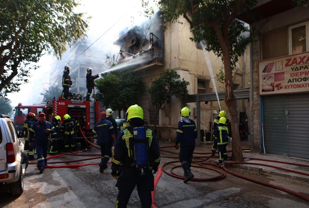 Συγκλονιστικές εικόνες από τη μεγάλη φωτιά σε διώροφο κτίριο στην Καλλιθέα