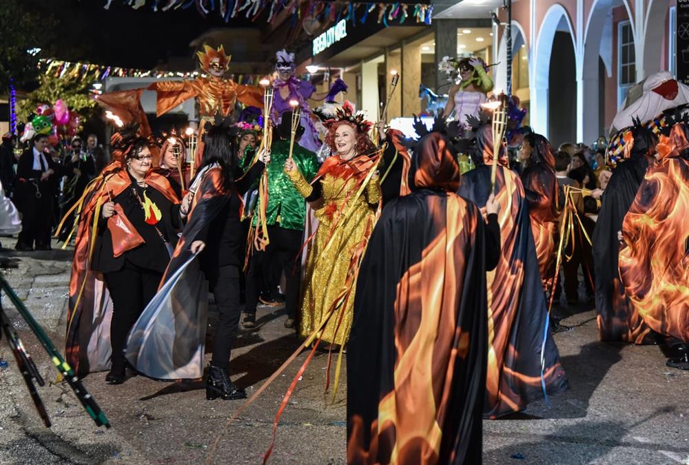 Ξυλοπόδαροι, νεράιδες και... άρωμα Βενετίας: Εντυπωσιακές εικόνες από το Καρναβάλι Γυναικών στην Πρέβεζα