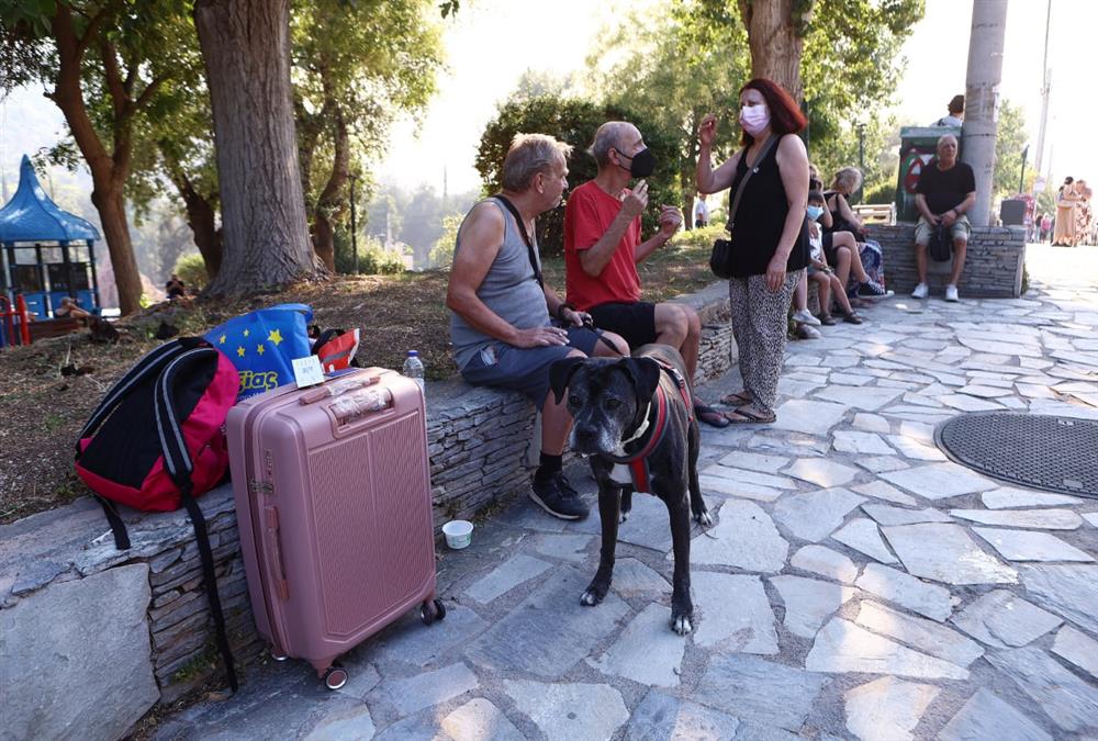 Μεγάλη φωτιά στο Ποικίλο Όρος - Εκκενώσεις σε Αφαία, Άνω Δάσος Χαϊδαρίου και Δαφνί