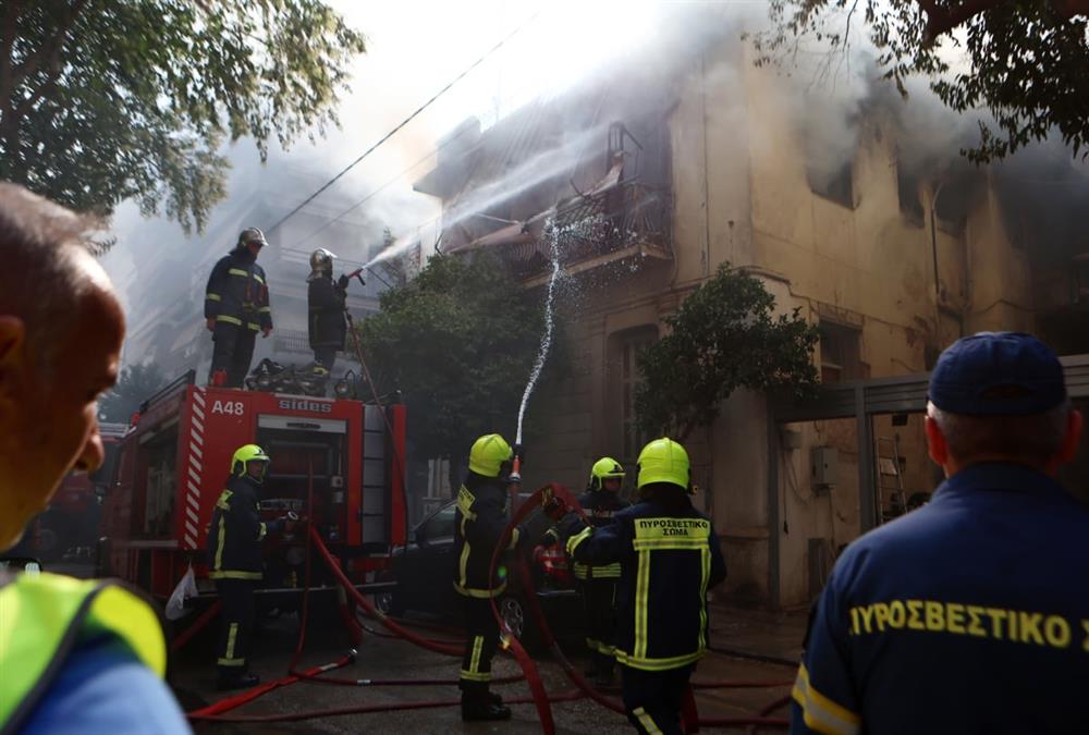 Συγκλονιστικές εικόνες από τη μεγάλη φωτιά σε διώροφο κτίριο στην Καλλιθέα