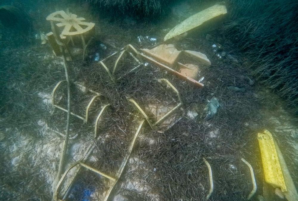 Έκαναν χωματερή τον βυθό της θάλασσας στην Κέρκυρα - Από ξαπλώστρες μέχρι καθίσματα